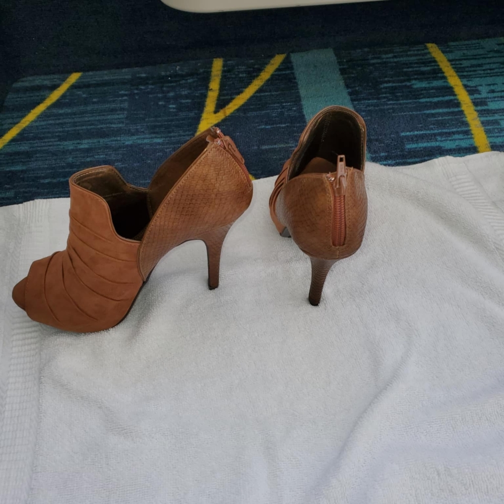 Fergalicious Heels Brown Womans 7.5M - Picture 5 of 9